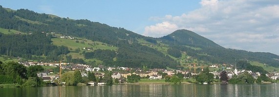 Altendorf (Blick aus Richtung Lachen, im Hintergrund rechts der Etzel)